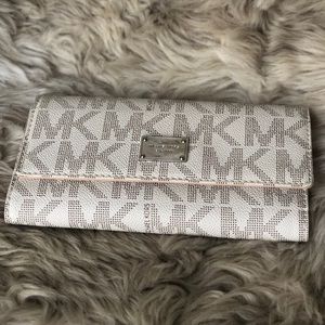 NWT Michael Kors JetSet Signature Checkbook Wallet
